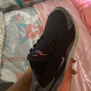 Shoe strings will be applied when you buy them☺️.